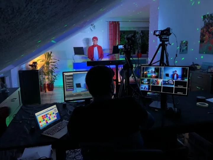 DJ Andre Siddi bei einer Musikveranstaltung in seiner Galerie.